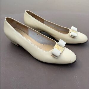 Cream / Ivory Ferragamo Pumps with Vara Bow (Low Heel)